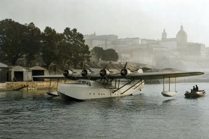 Hidroavião dos anos trinta a navegar no rio Tejo junto a Lisboa